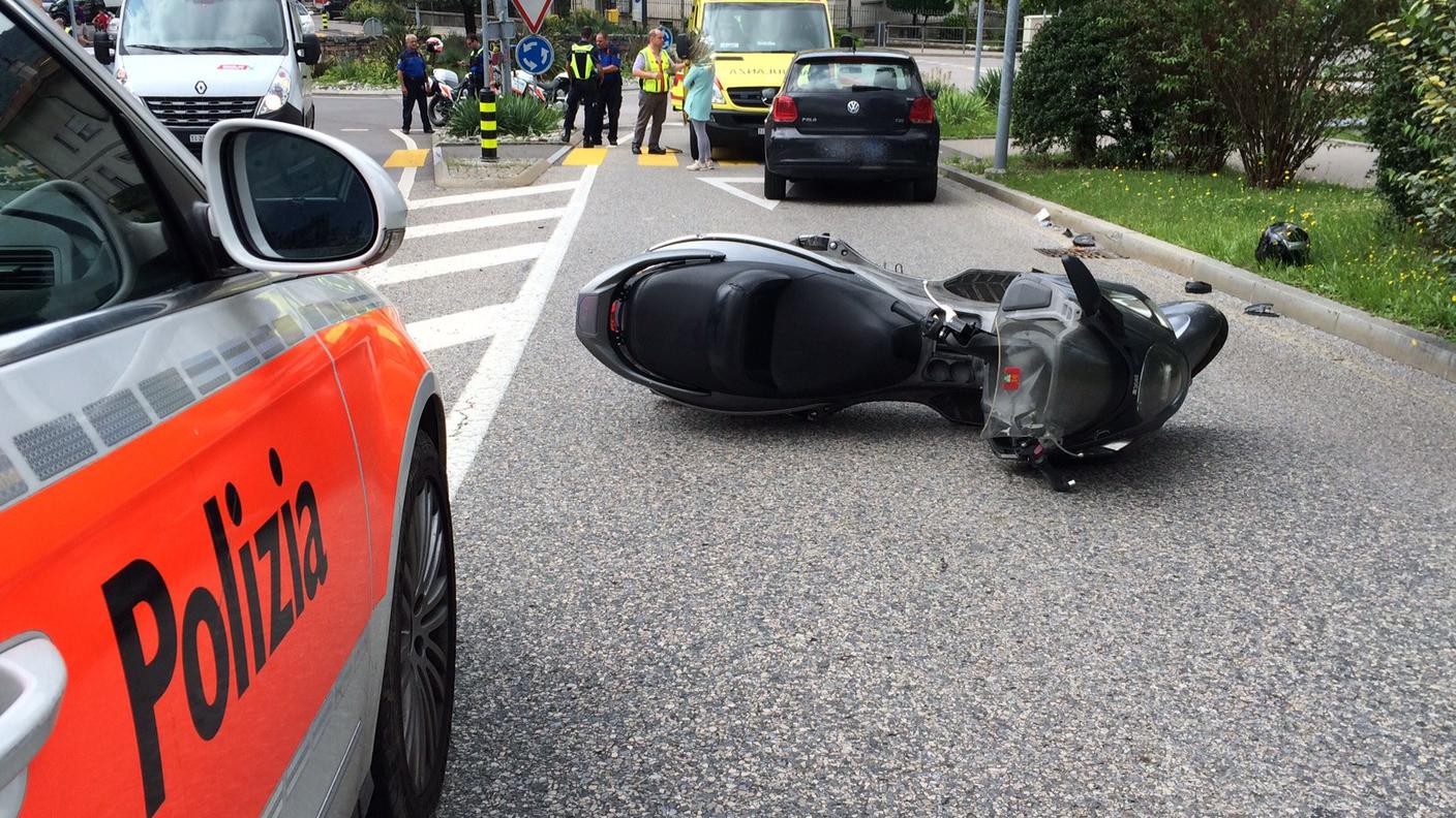 L'uomo in sella alla moto è ora in ospedale