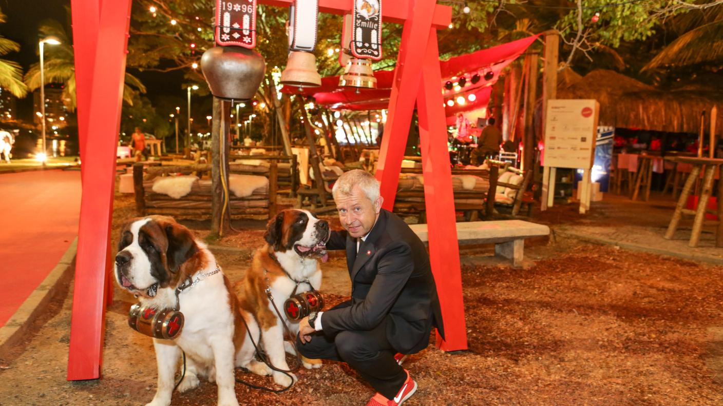 L'ambasciatore elvetico Nicolas Bideau insieme alle mascotte