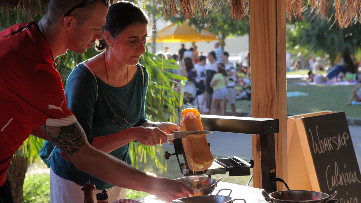 La raclette, in pieno luglio, a Rio de Janeiro solo a Casa Svizzera (foto DFAE).jpg
