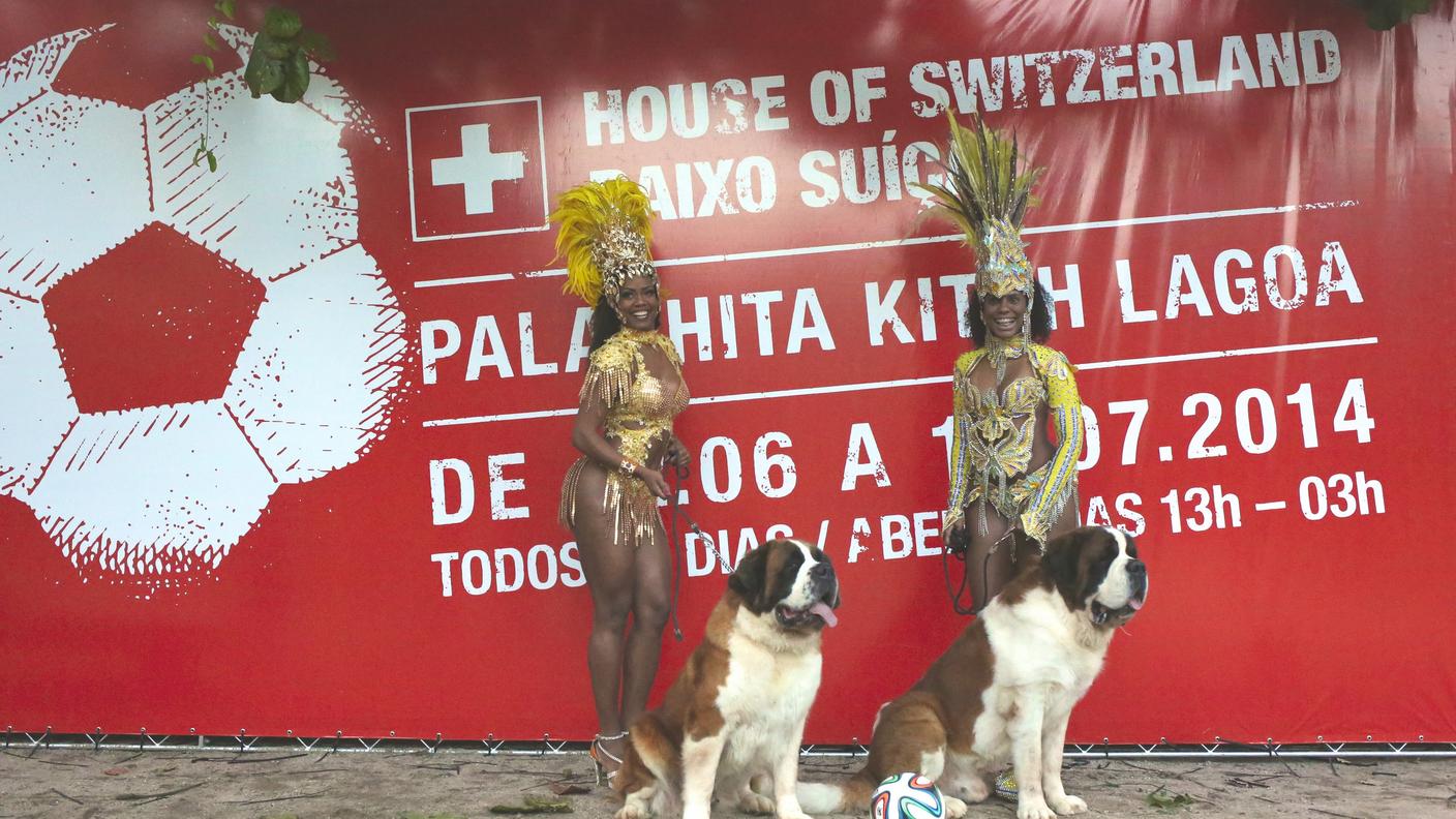 Ballerine di samba e cani San Bernardo, il Brasile incontra la Svizzera (foto DFAE).jpg