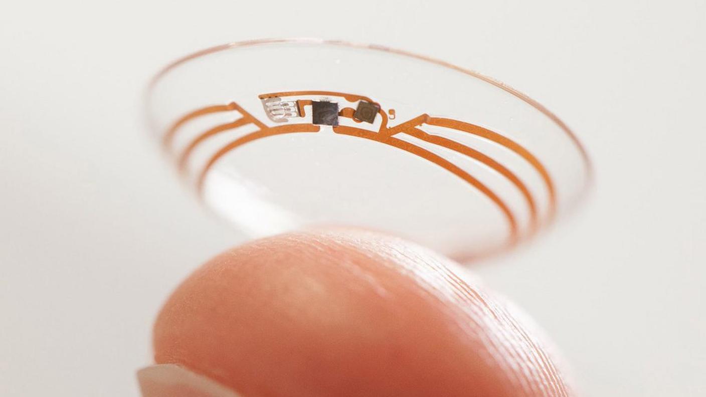 Una lente a contatto intelligente presentata da Google il 16 gennaio 2014