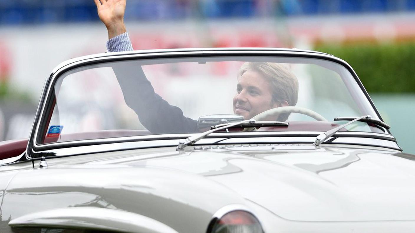 Rosberg al volante di una vecchia Mercedes