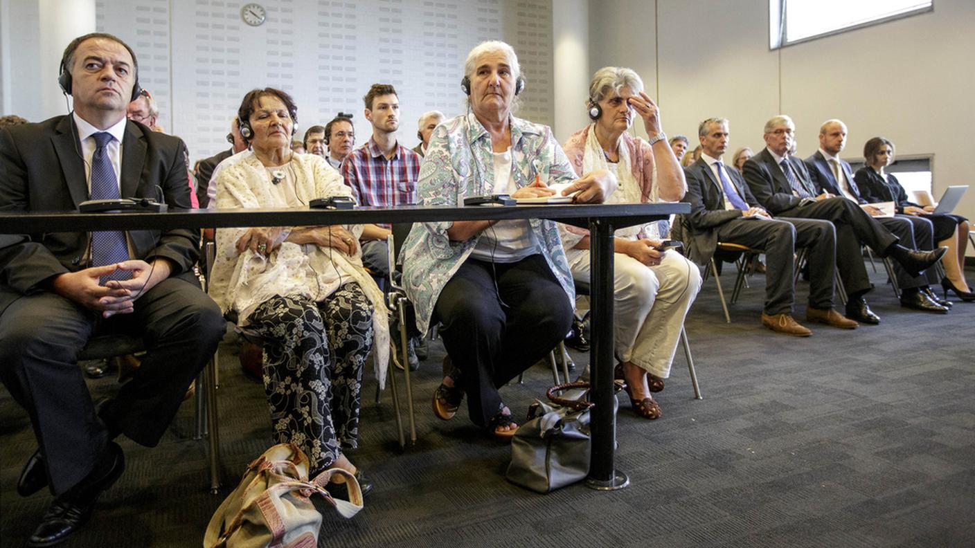 Un gruppo di madri di Srebrenica alla lettura del verdetto