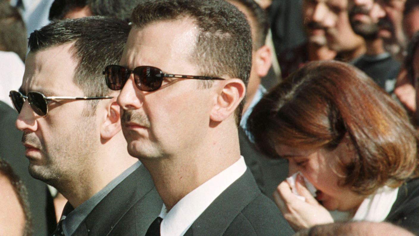 Bushra el Assad dietro ai fratelli Maher e Bashar al funerale del padre Hafez, nel 2000