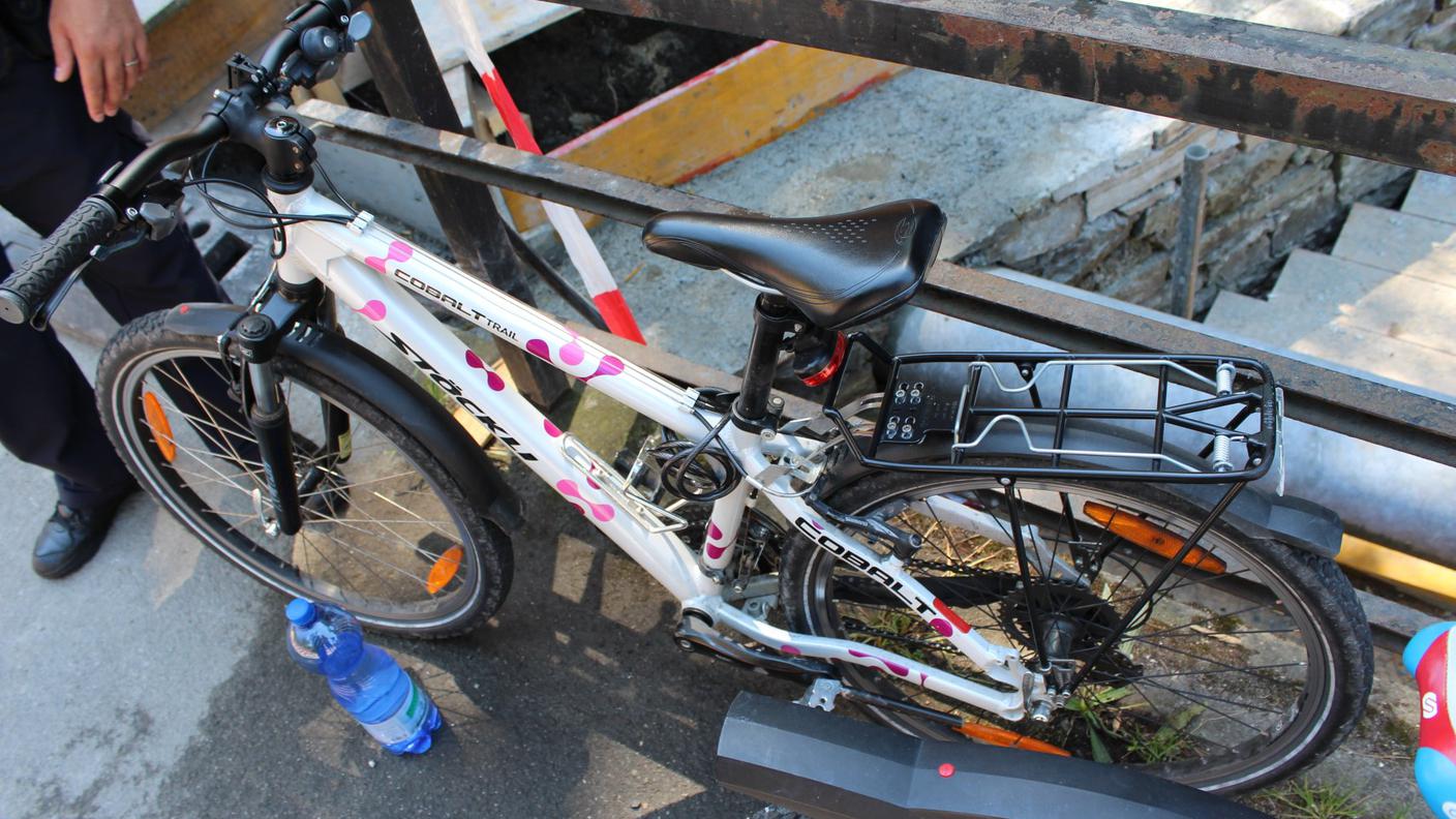 Ferite leggere per una ragazzina in bici