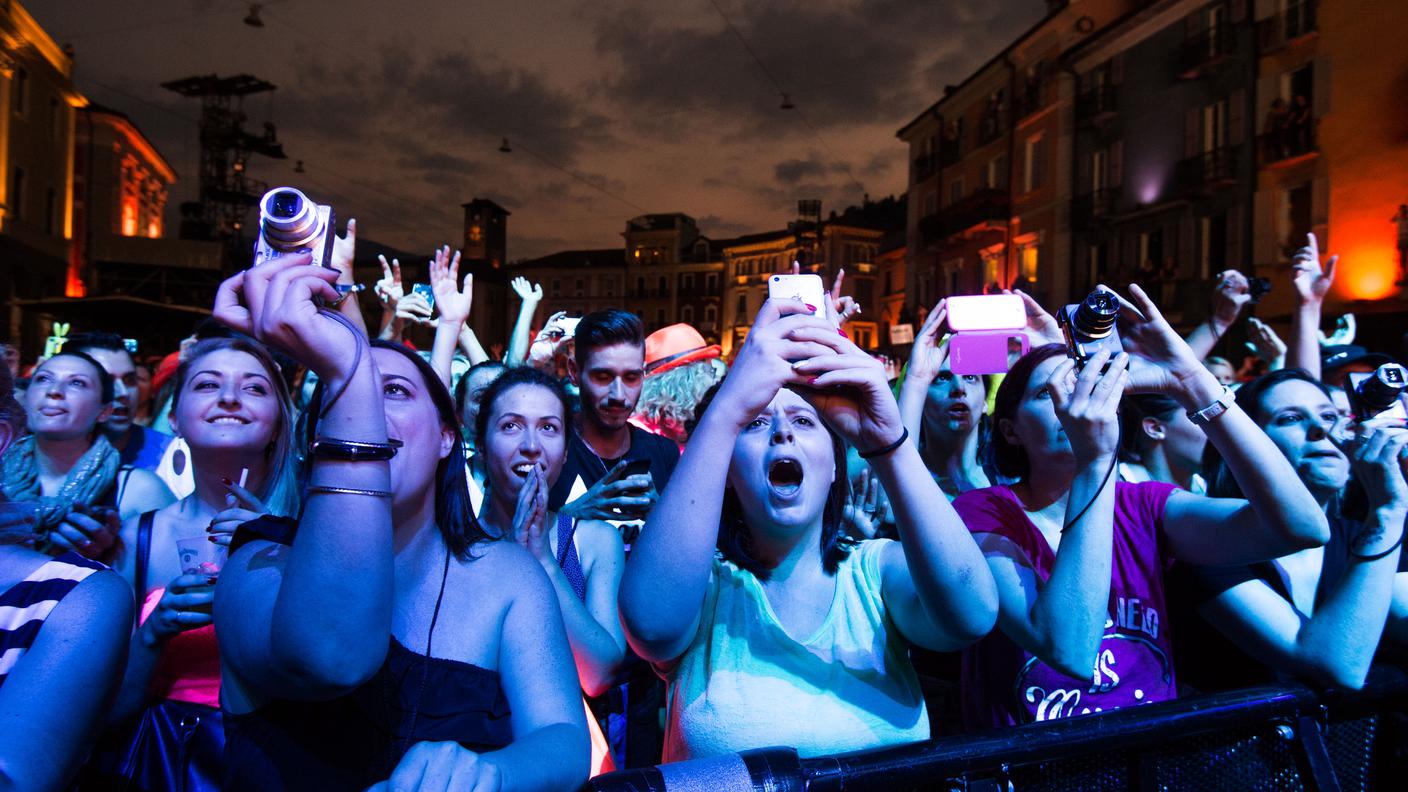 Ragazze in delirio per i Backstreet Boys venerdì