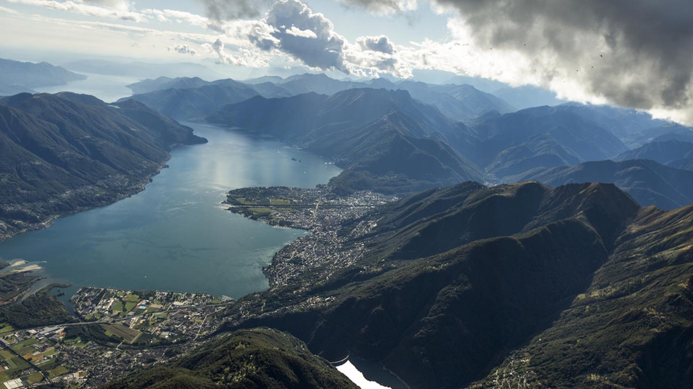 Il Verbano visto dall'alto: il settore turistico teme straripamenti