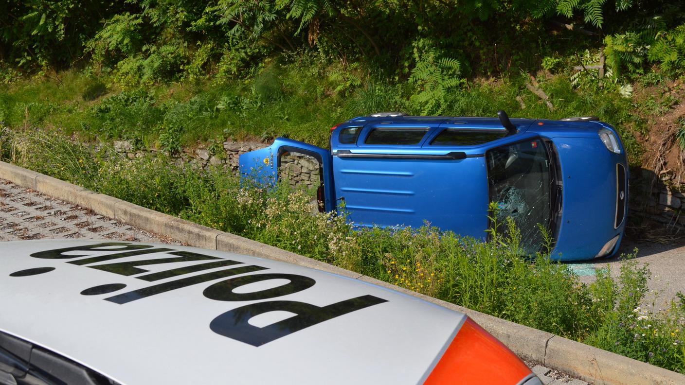 L'auto si è ribaltata ed è stata danneggiata