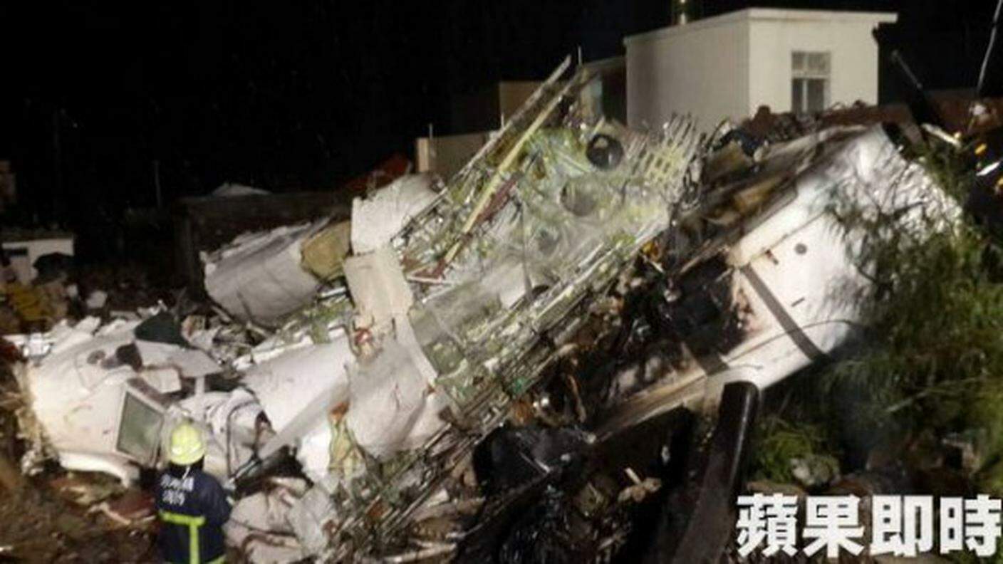I resti dell'aereo dopo l'atterraggio d'emergenza