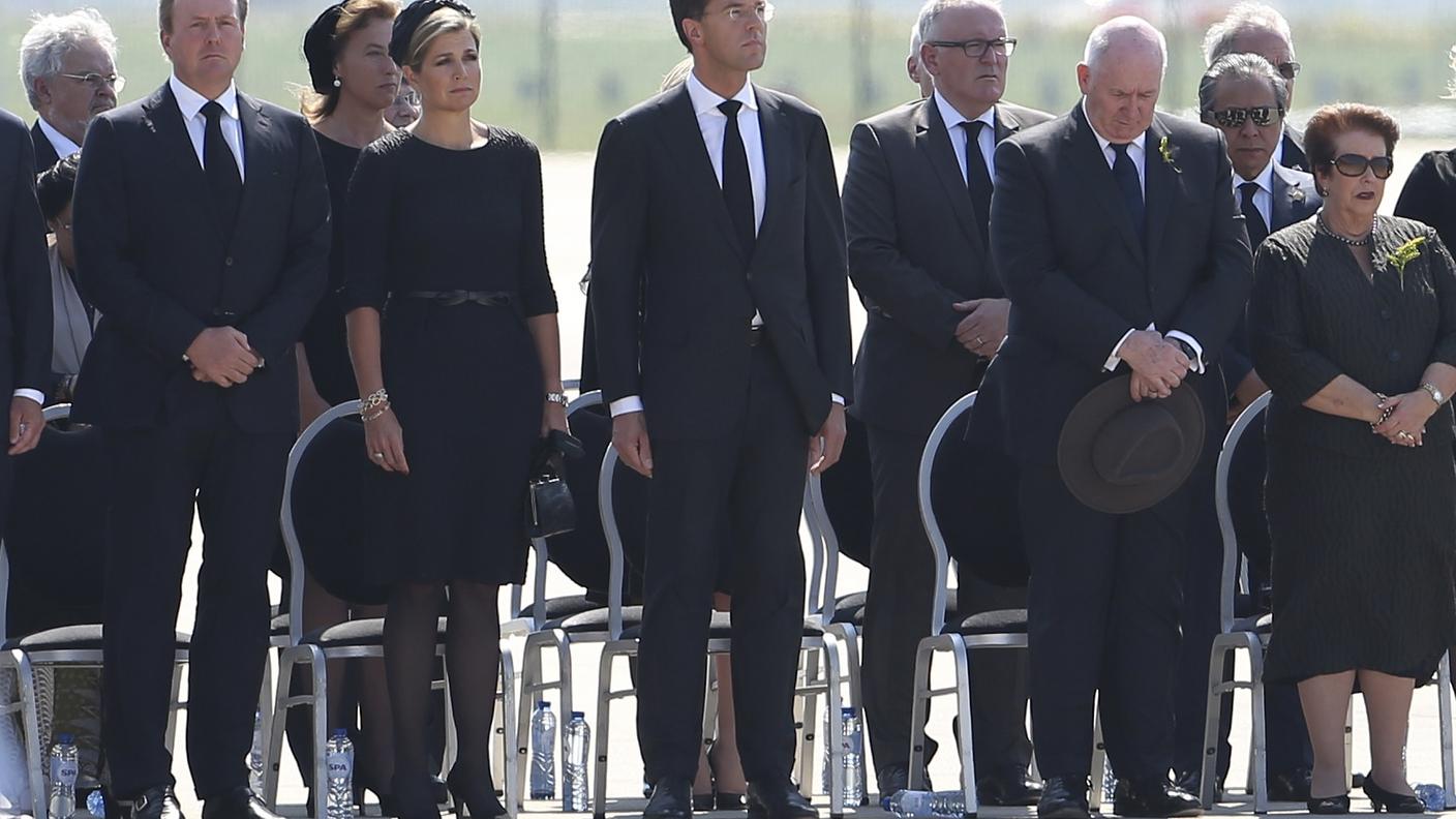 Il re Guglielmo Alessandro e la regina Maxima (sulla sinistra) e il premier Mark Rutte (centro)