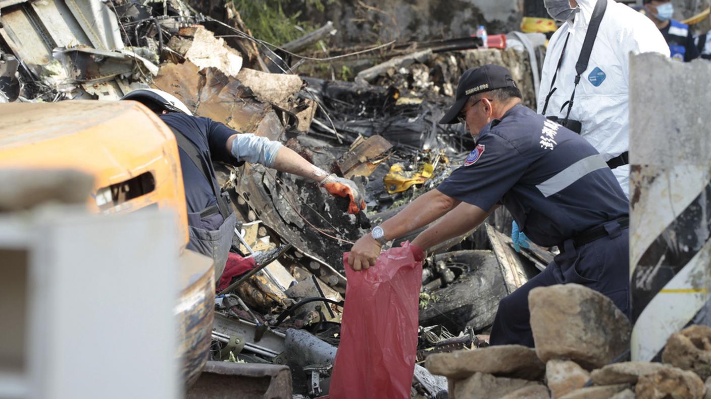 Soccorritori al lavoro sul lugo dello schianto del volo TransAsia