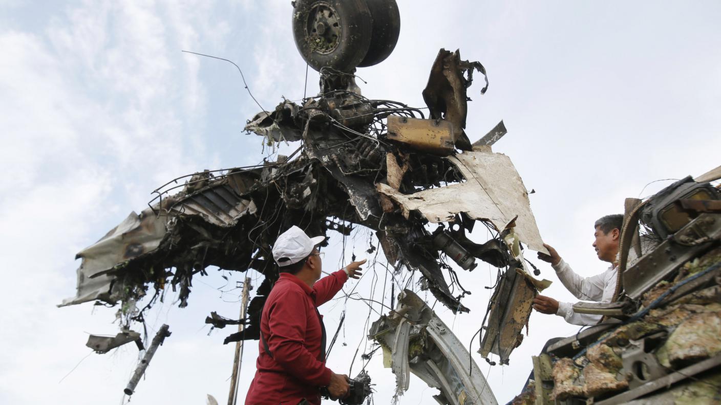 Soccorritori al lavoro sul lugo dello schianto del volo TransAsia