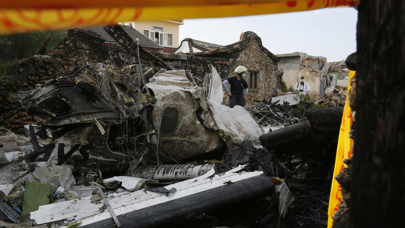 Soccorritori al lavoro sul lugo dello schianto del volo TransAsia