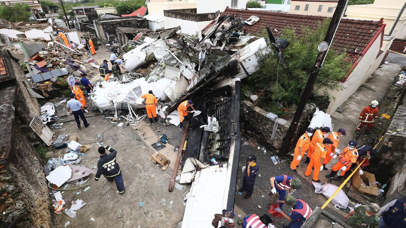 Soccorritori al lavoro sul lugo dello schianto del volo TransAsia