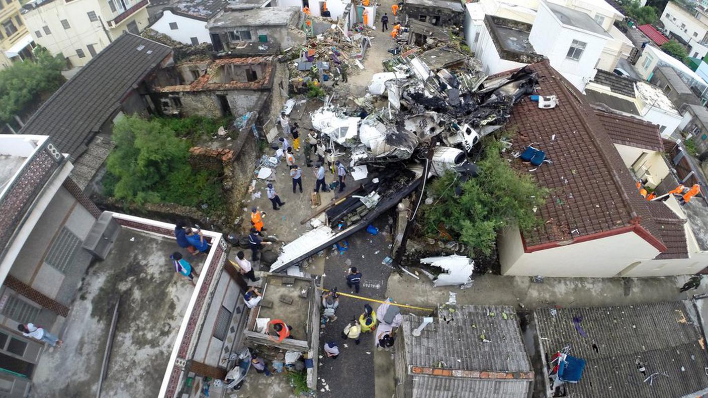 Soccorritori al lavoro sul lugo dello schianto del volo TransAsia