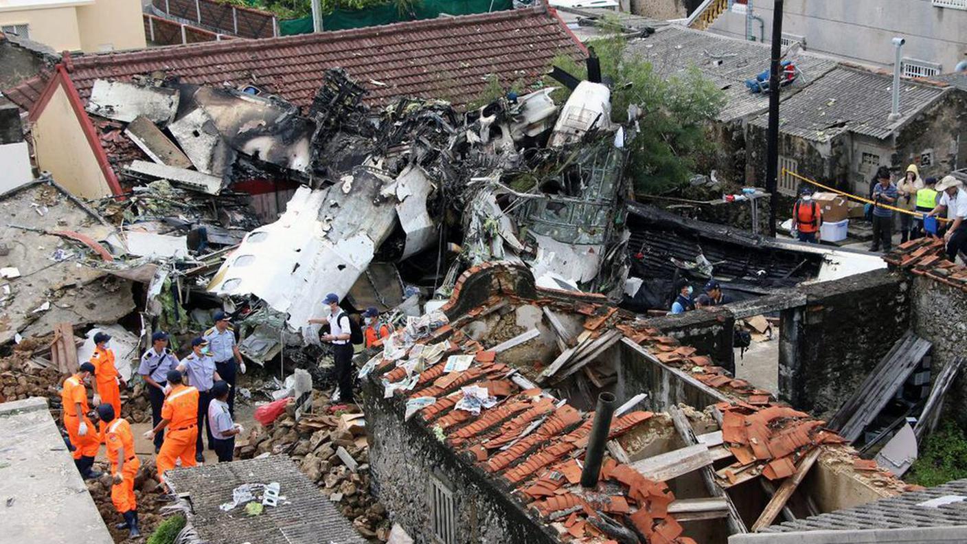 Soccorritori al lavoro sul lugo dello schianto del volo TransAsia