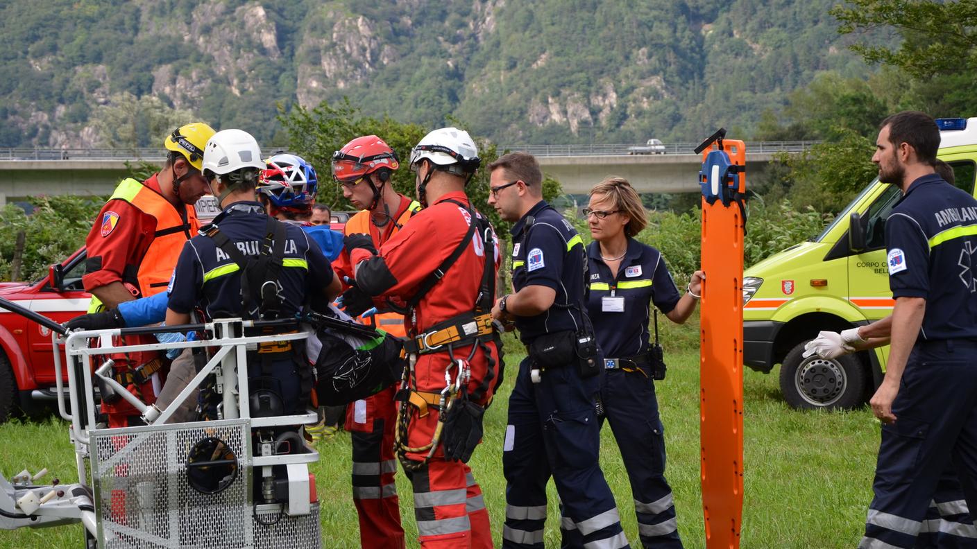 L'uomo ha riportato ferite di media gravità...