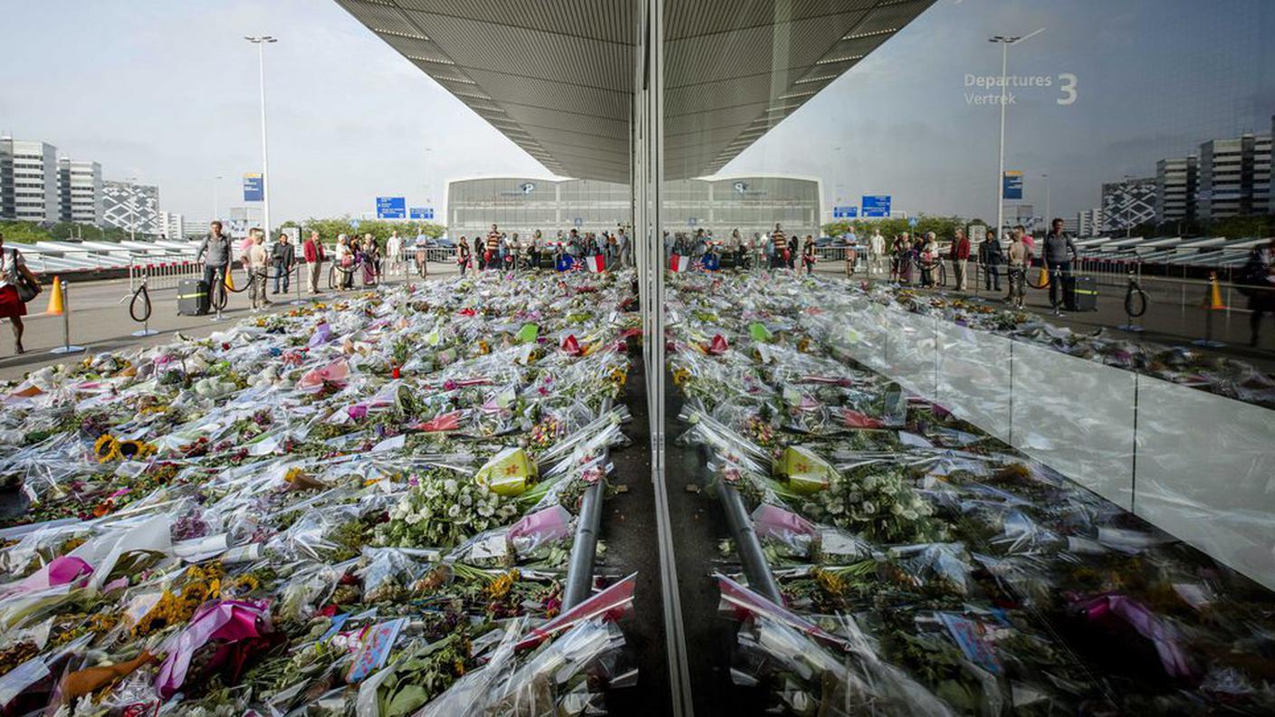 Aeroporto di Amsterdam: omaggi floreali in memoria delle vittime