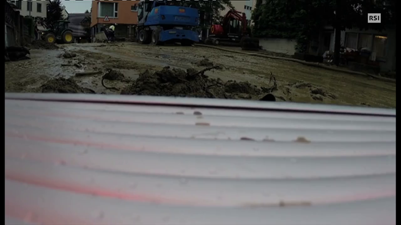 In volo con un drone tra le vie inondate di Altstätten (SG)