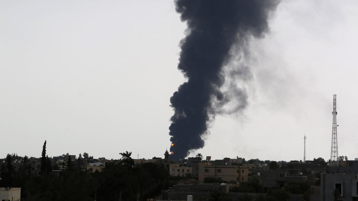 Nuovola di fumo sullo sfondo della città