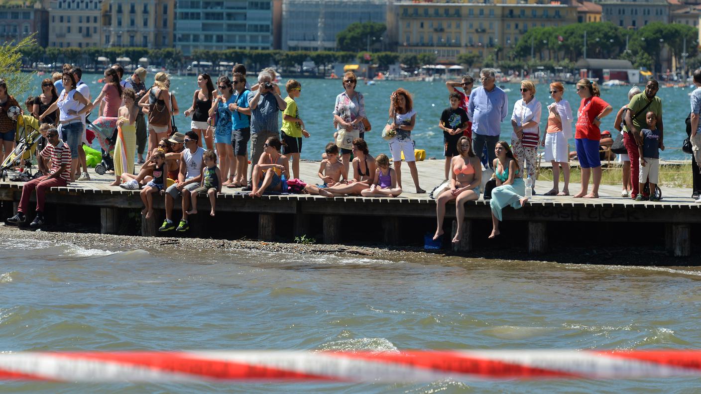 I curiosi in riva al lago