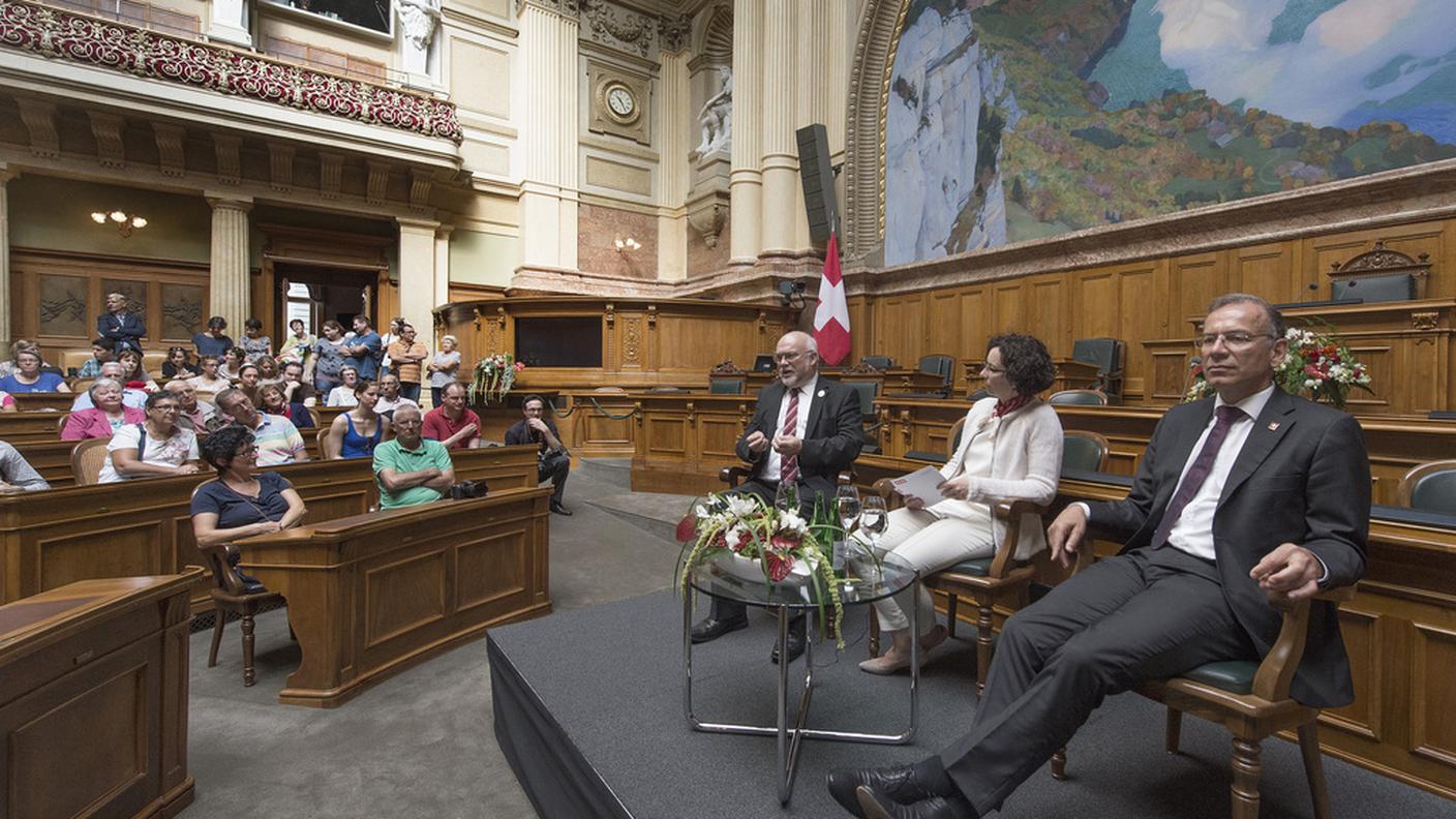 In primo piano il presidente del Consiglio degli Stati Hannes Germann
