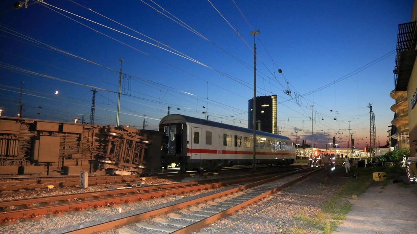 La collisione ha fatto deragliare alcune carrozze dell'Eurocity