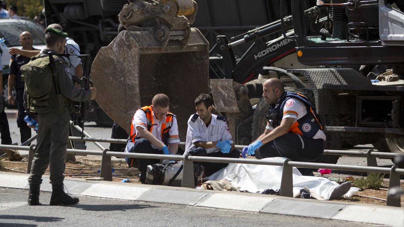 Morti l'assalitore e un passante