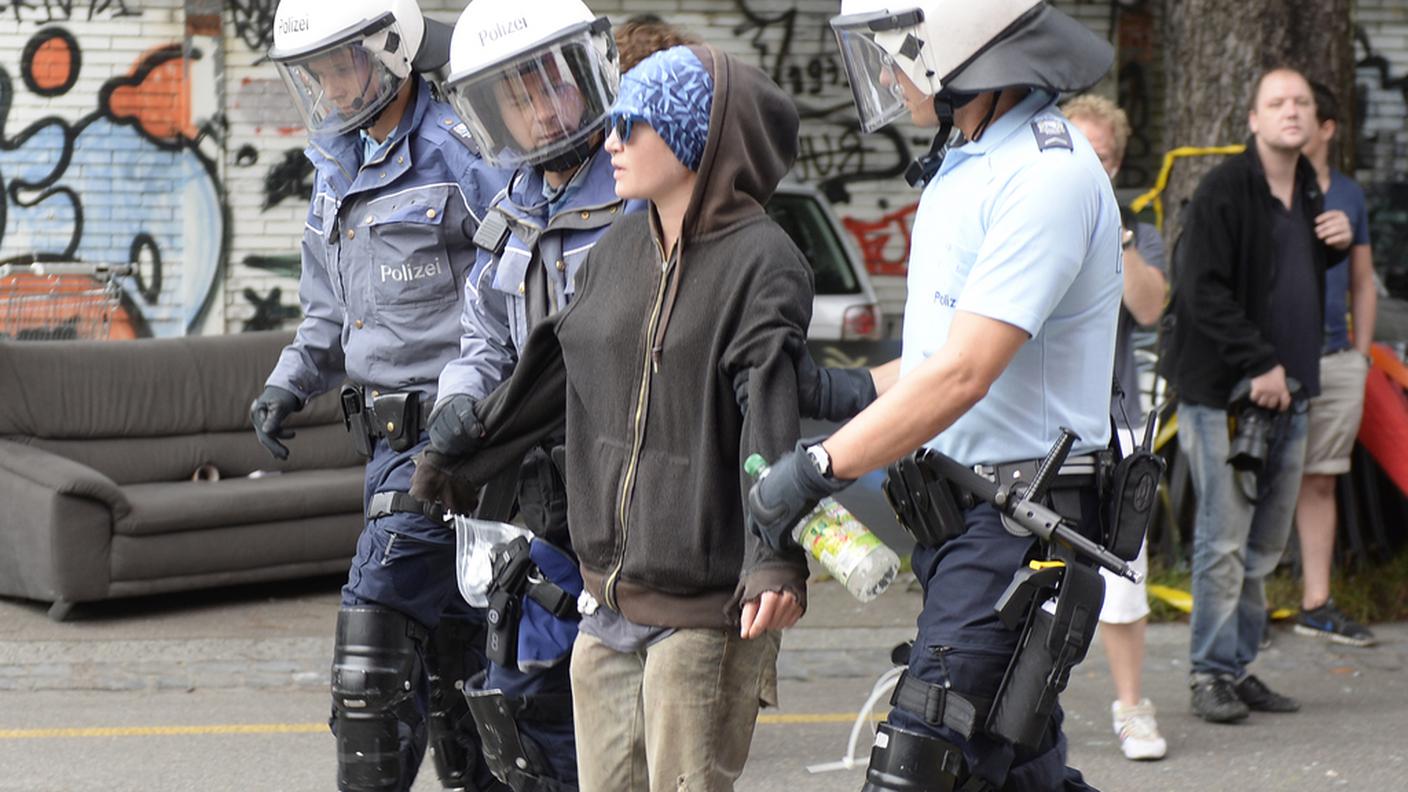 La polizia sul luogo delle barricate