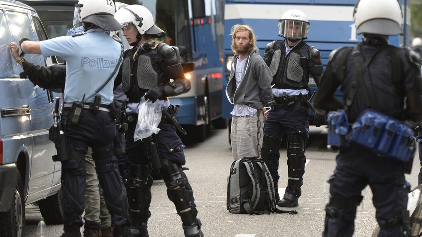 La polizia sul luogo delle barricate