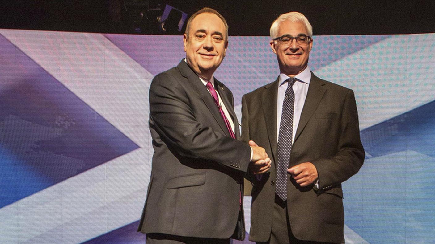 Stretta di mano prima, nessuna esclusione di colpi poi. Alex Salmond (a sinistra) e Alistair Darling 