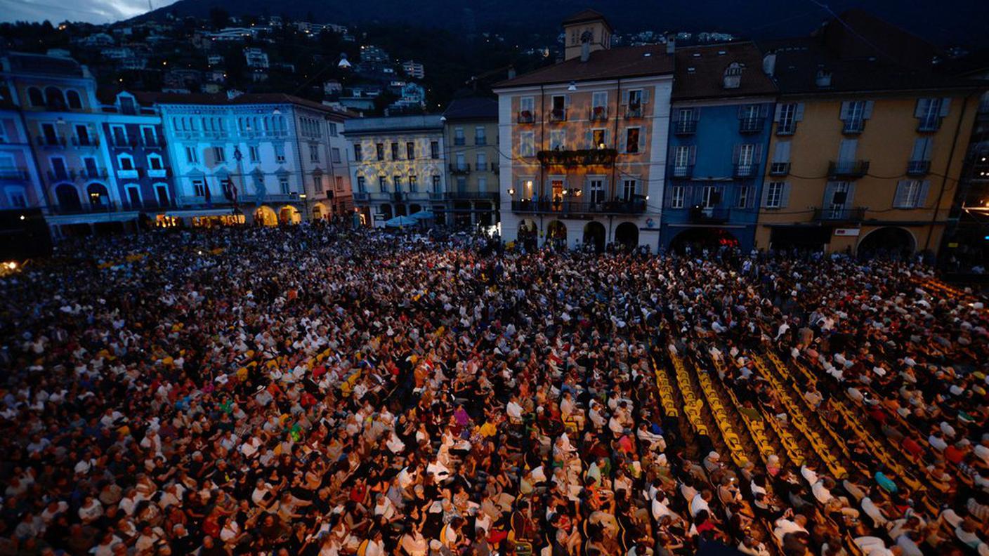 Piazza Grande gremita per l'apertura