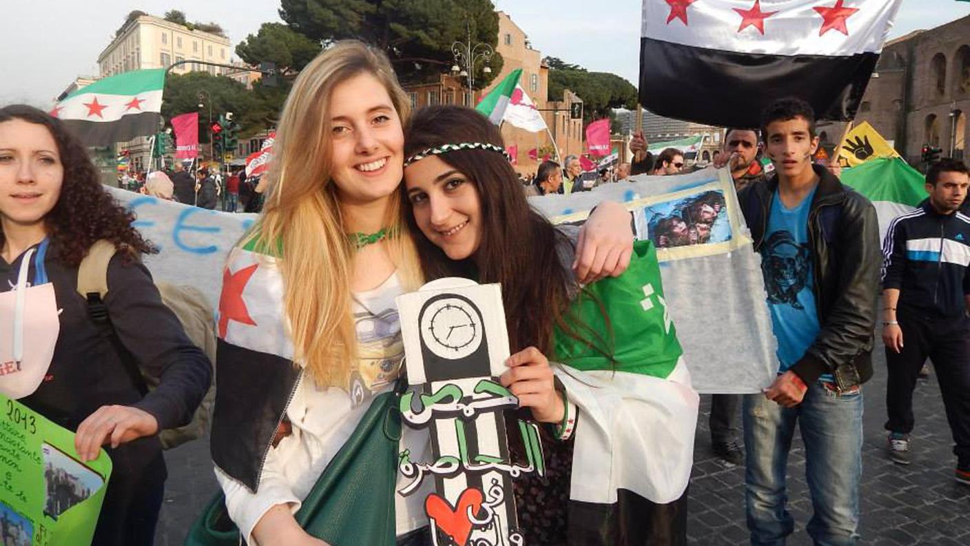 Le due giovani cooperanti lombarde rapite in Siria, durante una manifestazione a Roma in marzo
