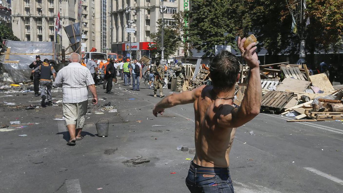 I manifestanti hanno lanciato oggetti sugli agenti 