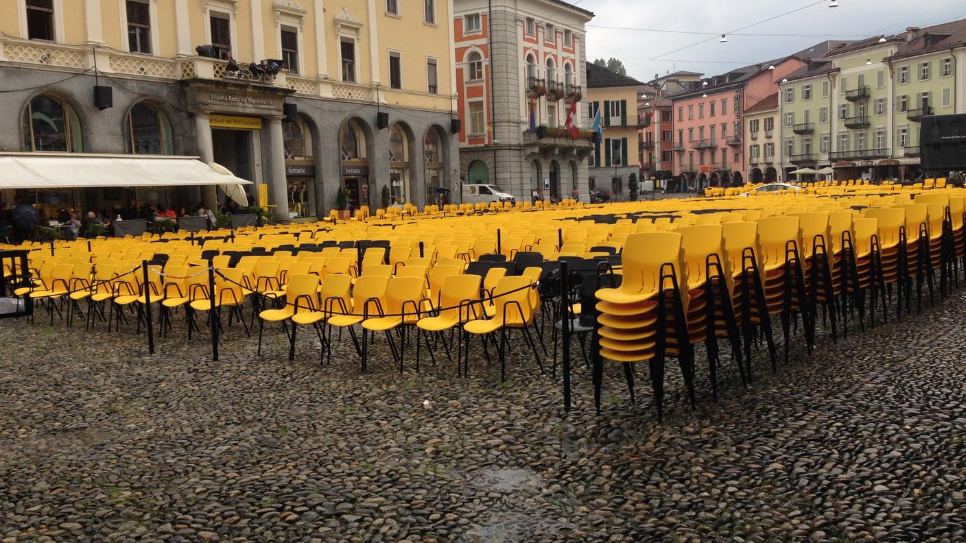 Se durante i bei giorni la gente approfitta delle sedie per fare una piccola pausa, così non è quando piove