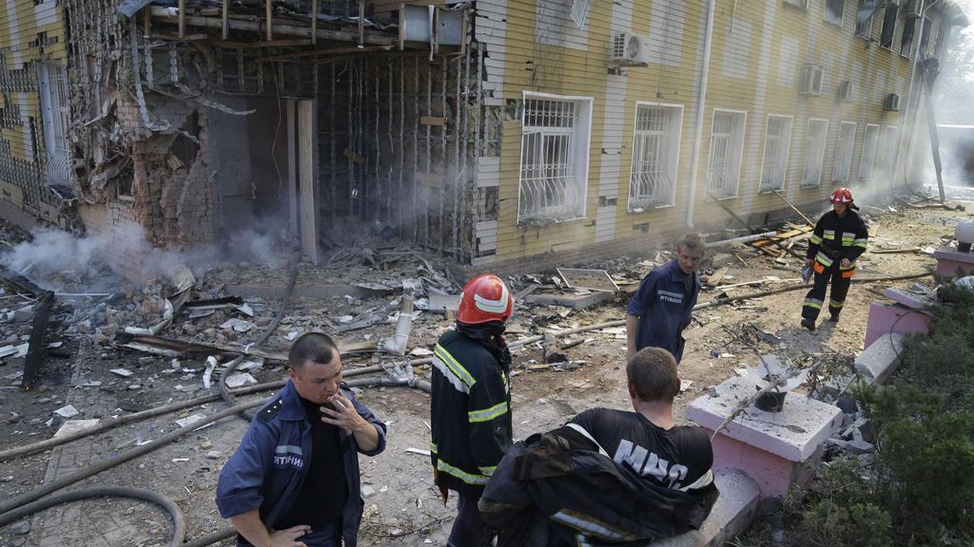 Scene di distruzione nei quartieri residenziali di Donetsk 