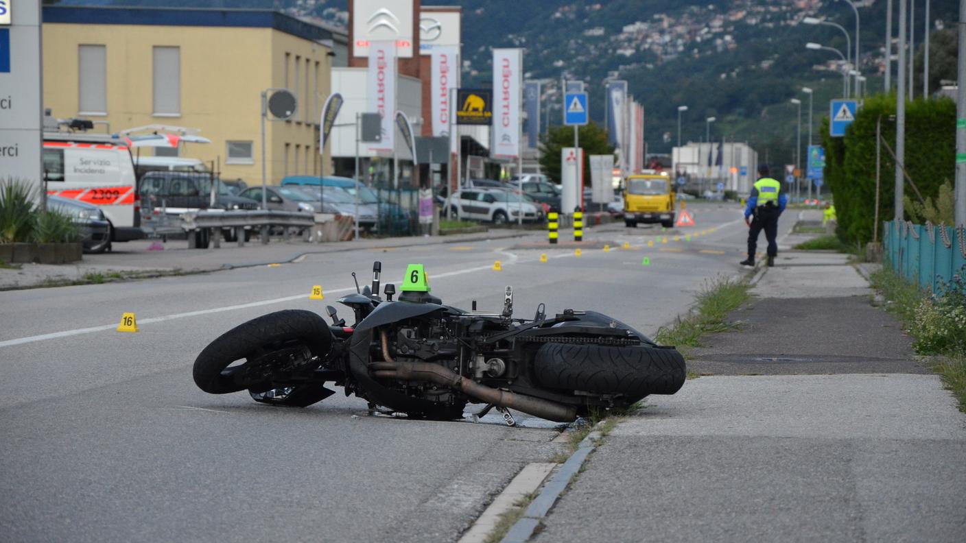 La moto si è fermata decine di metri dopo il punto dell'impatto