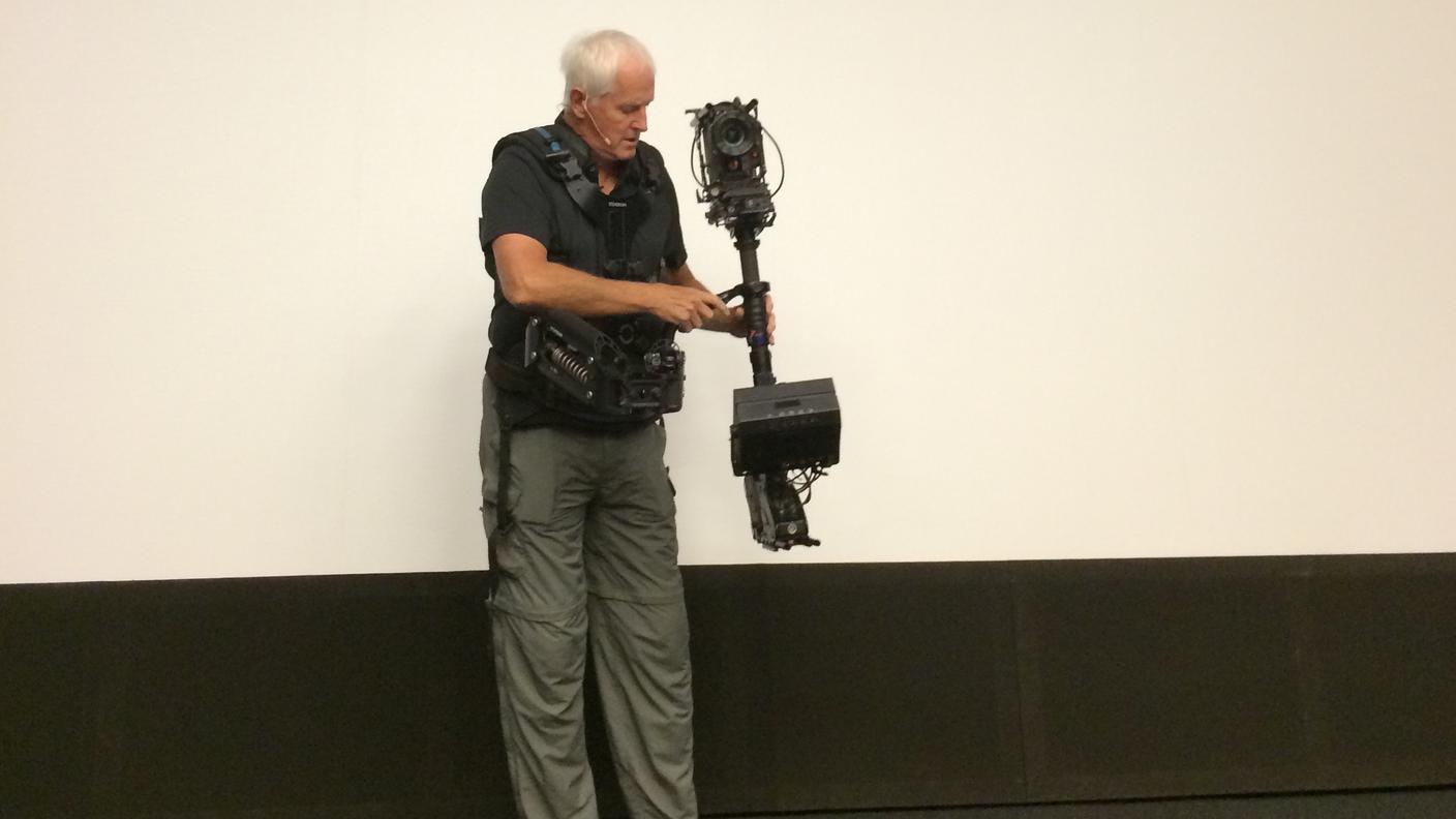 Garrett Brown mentre illustra il funzionamento di una steadycam