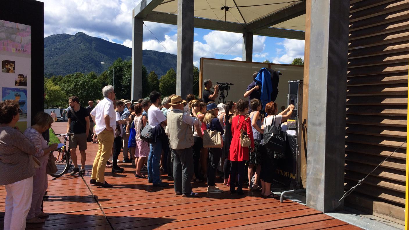 La gente si accalca per cogliere almeno uno scorcio dell'incontro