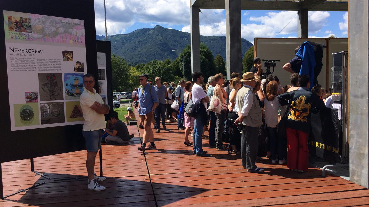 La gente si accalca per cogliere almeno uno scorcio dell'incontro