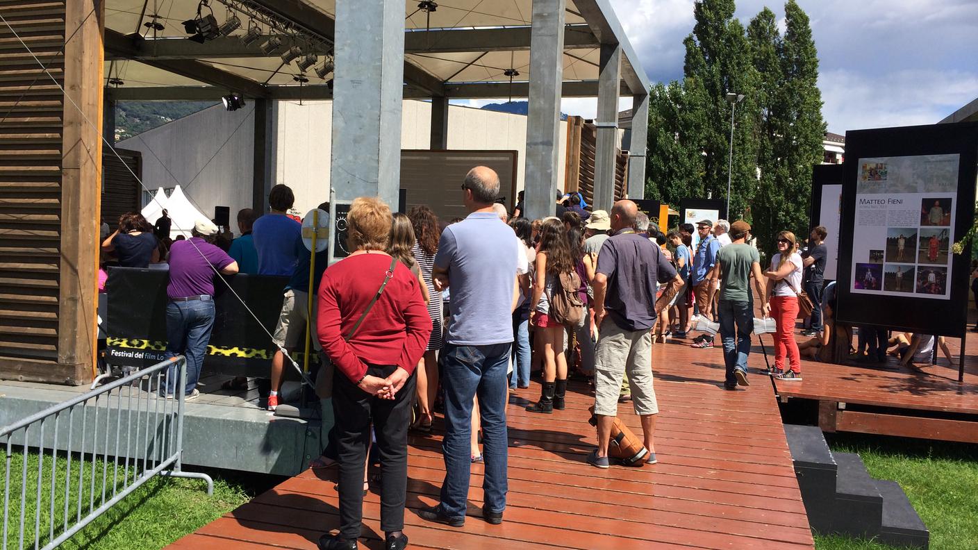 La gente si accalca per cogliere almeno uno scorcio dell'incontro