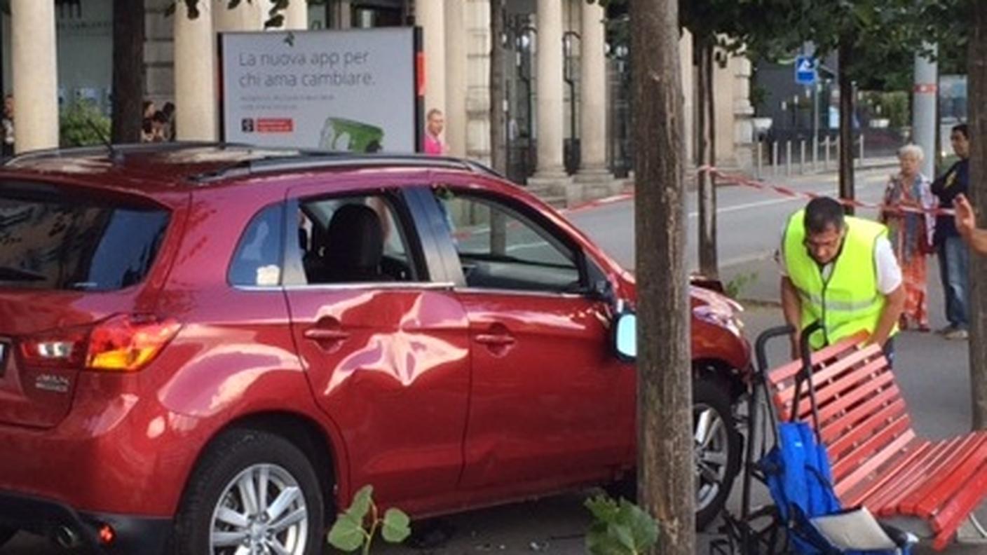 Auto fuori controllo