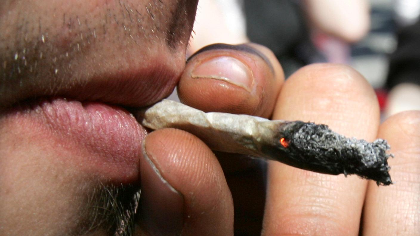 Dopo qualche "joint" si è addormentato su una panchina