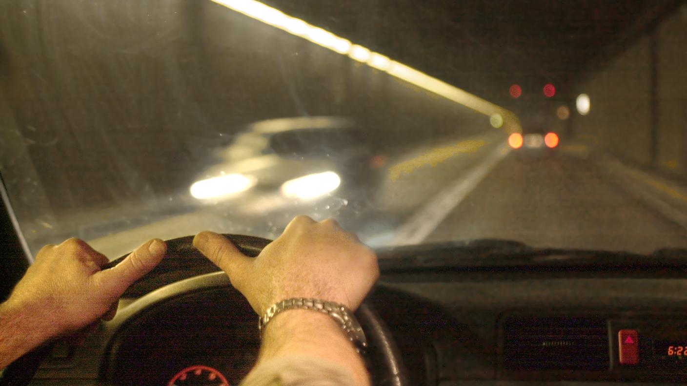 I conducenti professionisti non possono per legge guidare per più di 6 ore filate