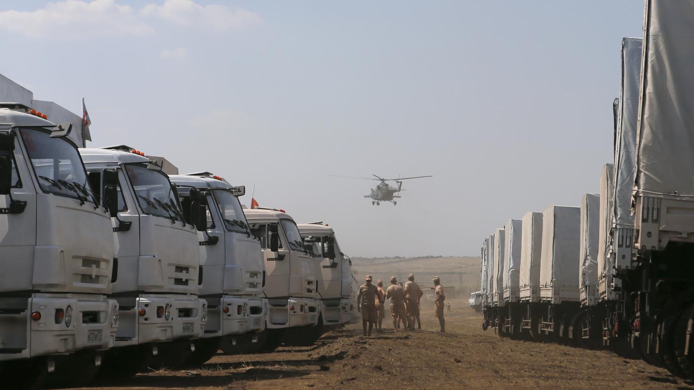 Un elicottero militare ucraino sorvola il parcheggio del convoglio