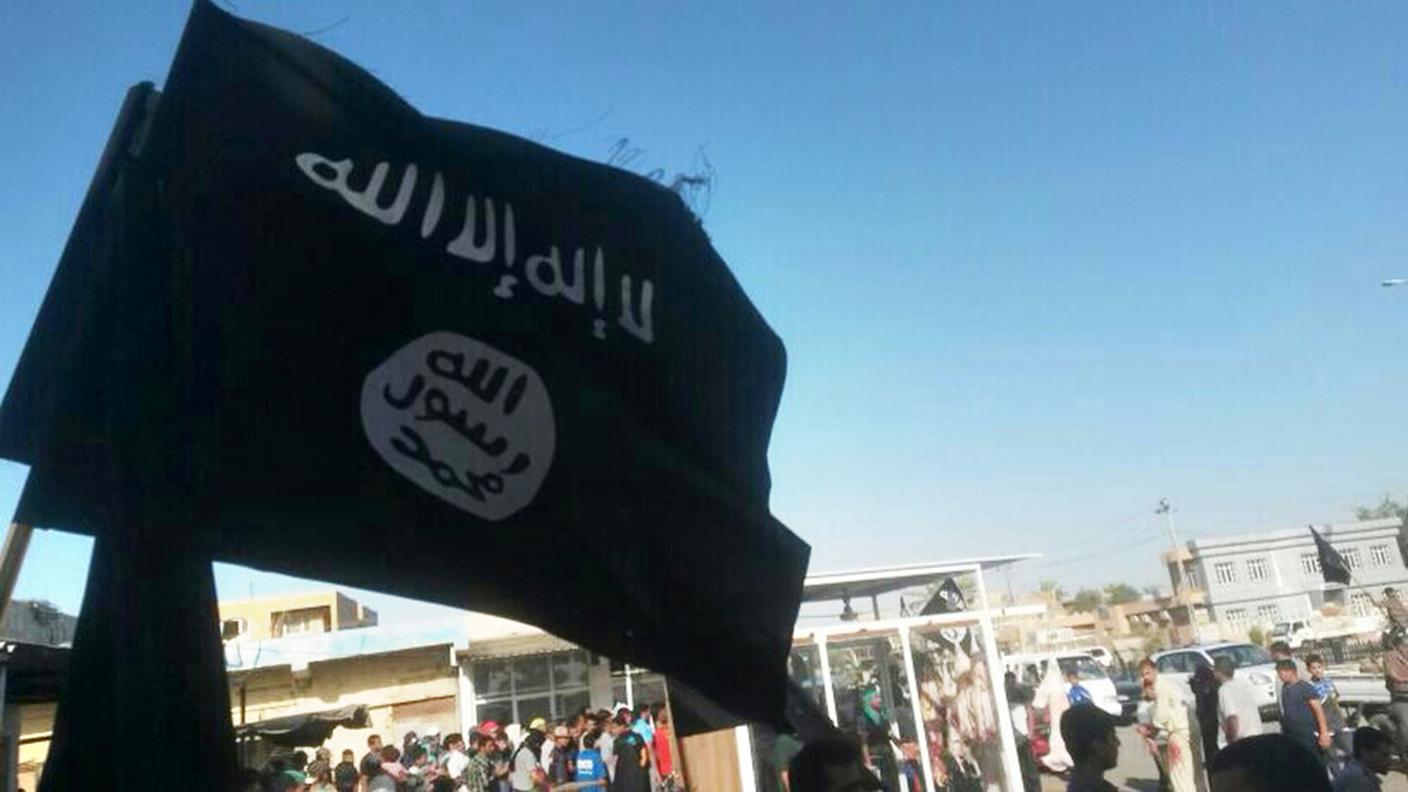 I vessilli dello Stato islamico sventolano a Falluja