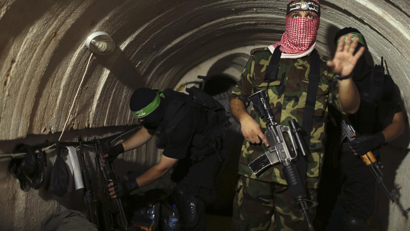 Militanti del braccio armato di Hamas si muovono in un tunnel 