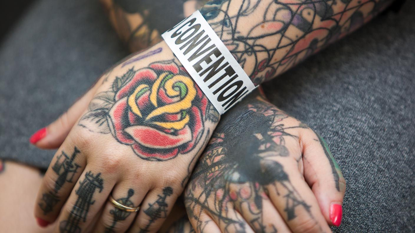 Una tatuatrice accreditata alla Convention