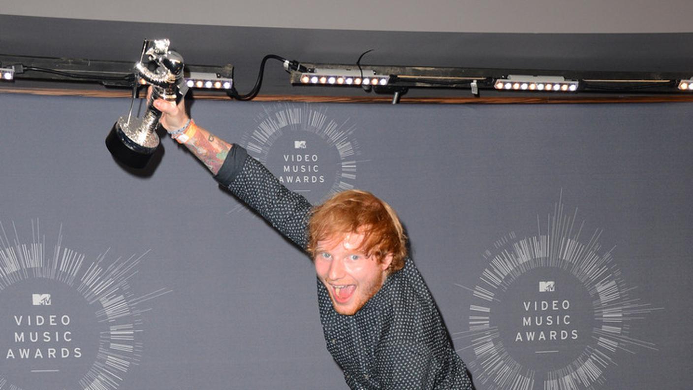 Ed Sheeran festeggia il premio ricevuto