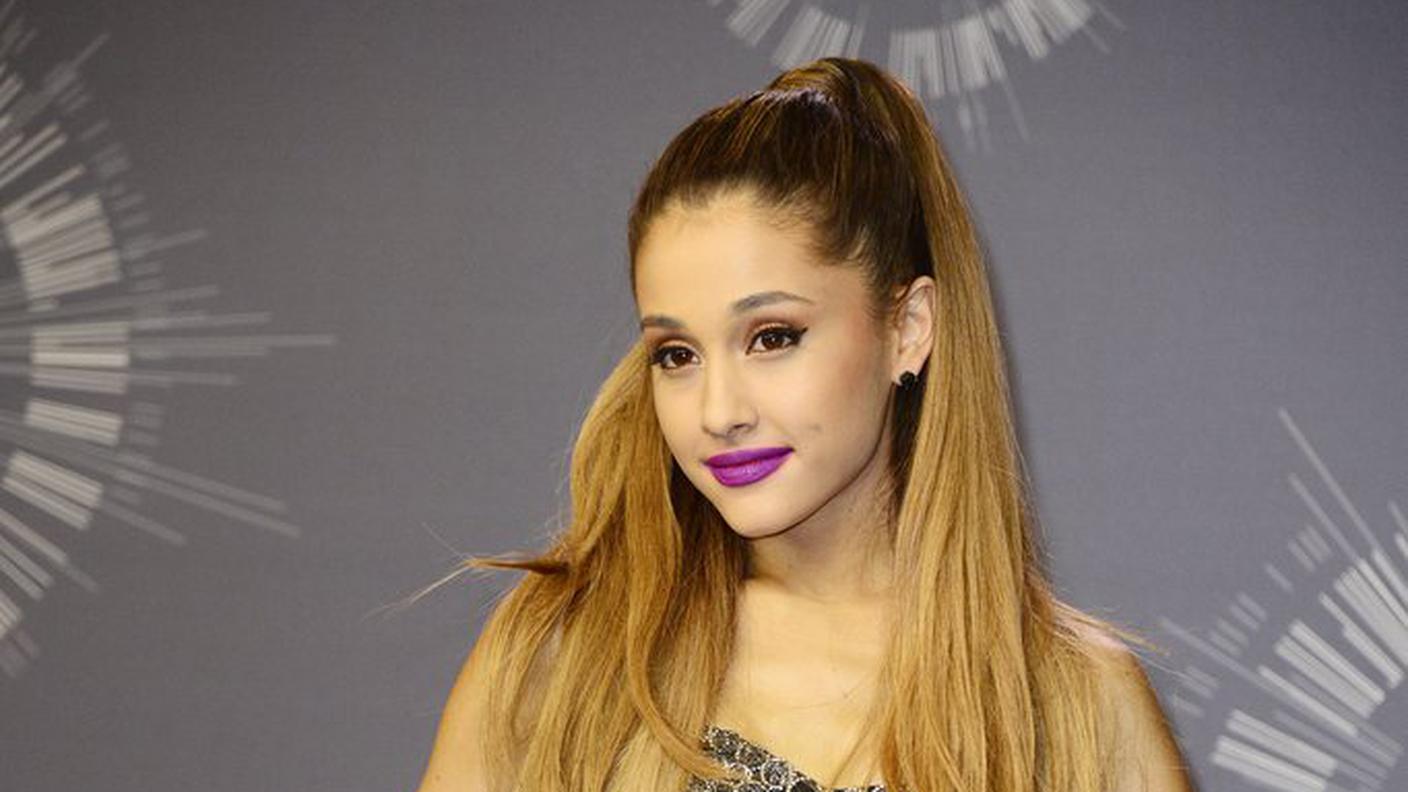 Ariana Grande con il Moonman, l'astronauta d'argento attribuito ai vincitori